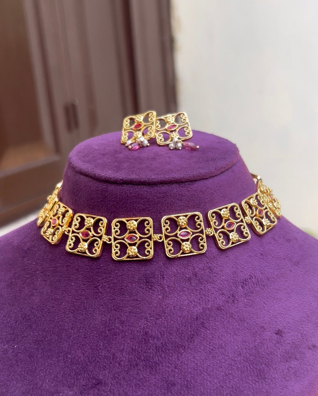 Non idol square choker
