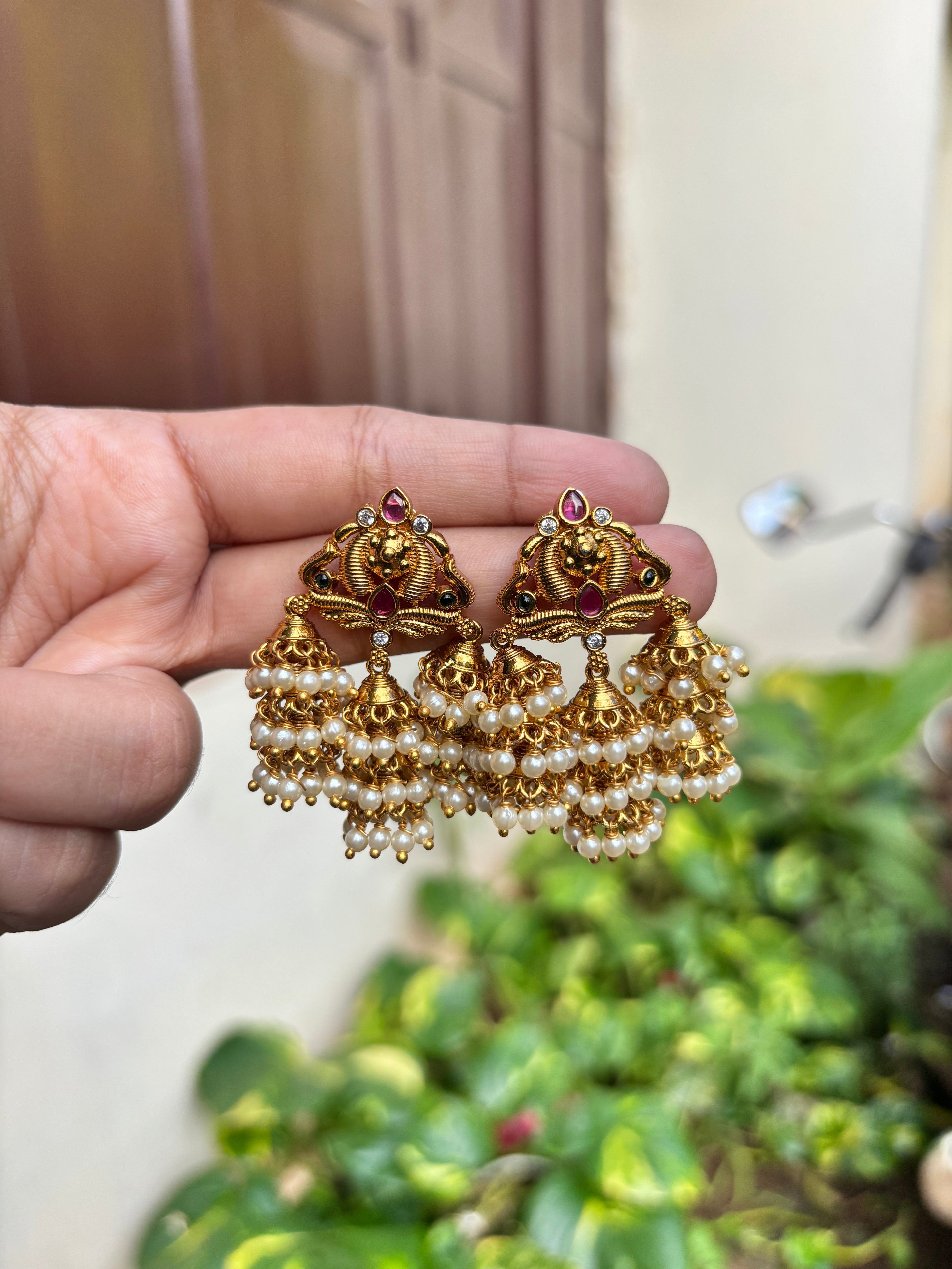 Pearl hanging earrings