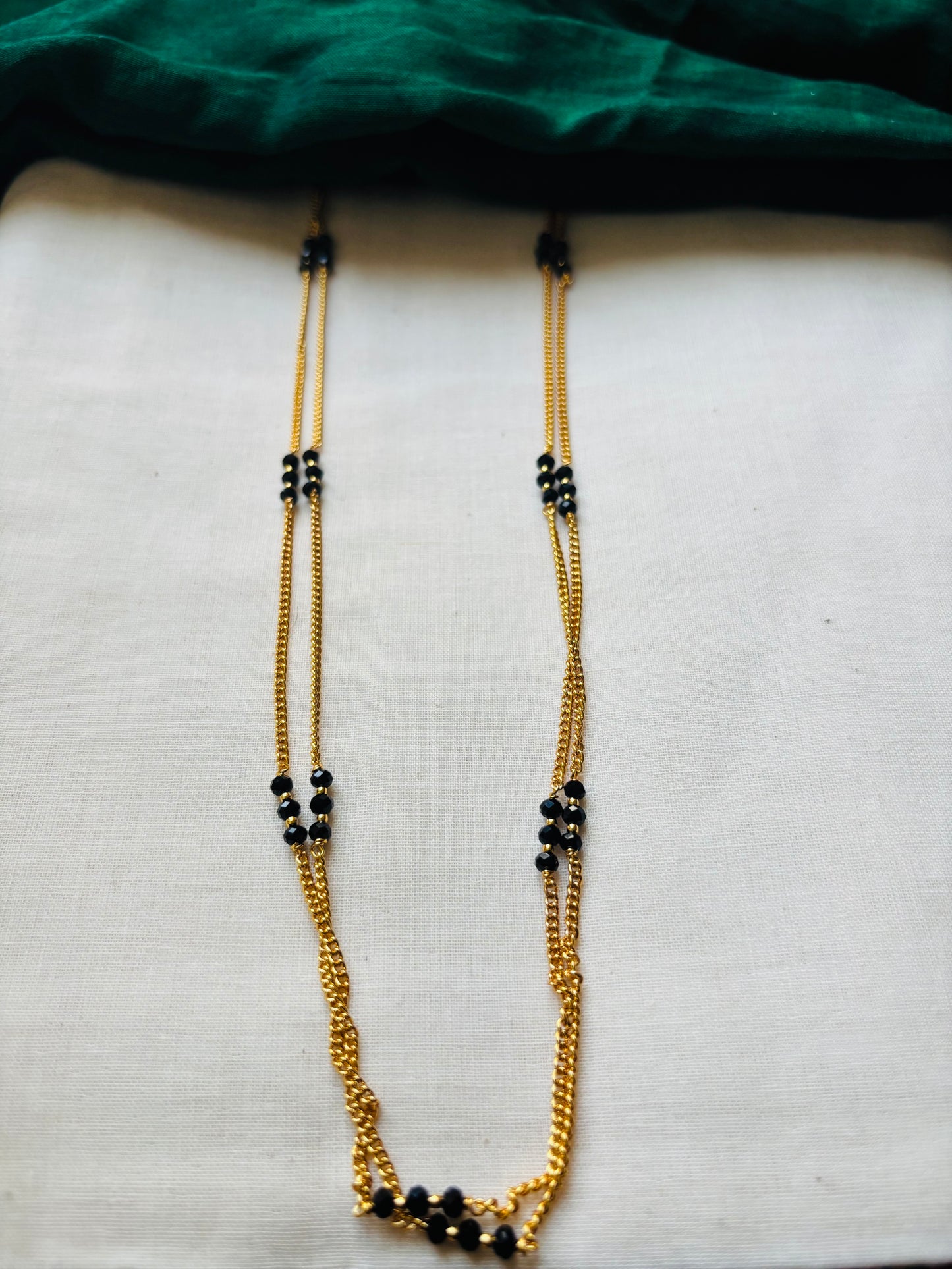 Black crystal chain