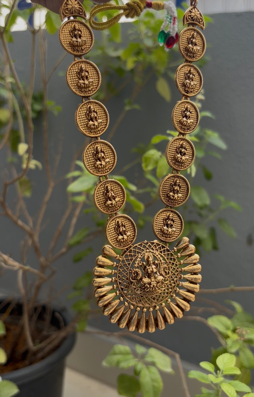Matt gold necklace