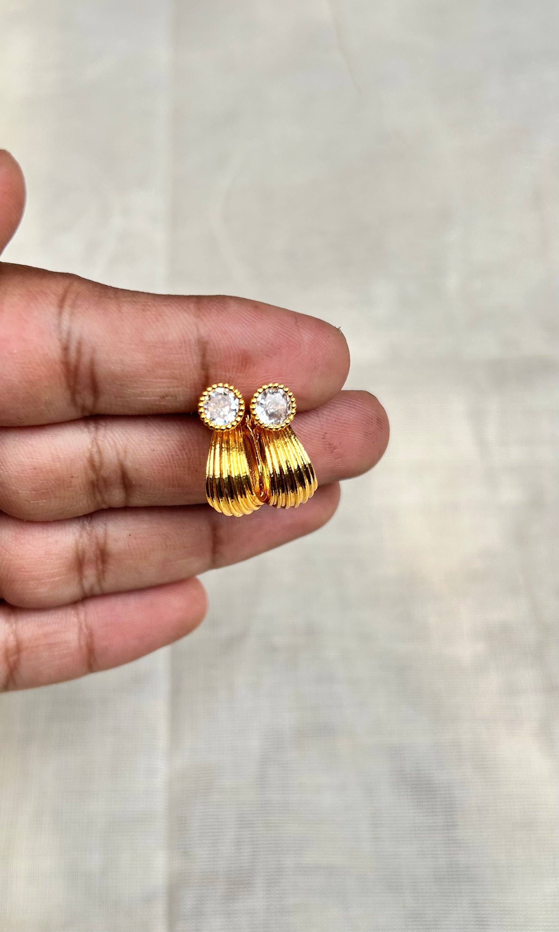 Stone hanging earrings
