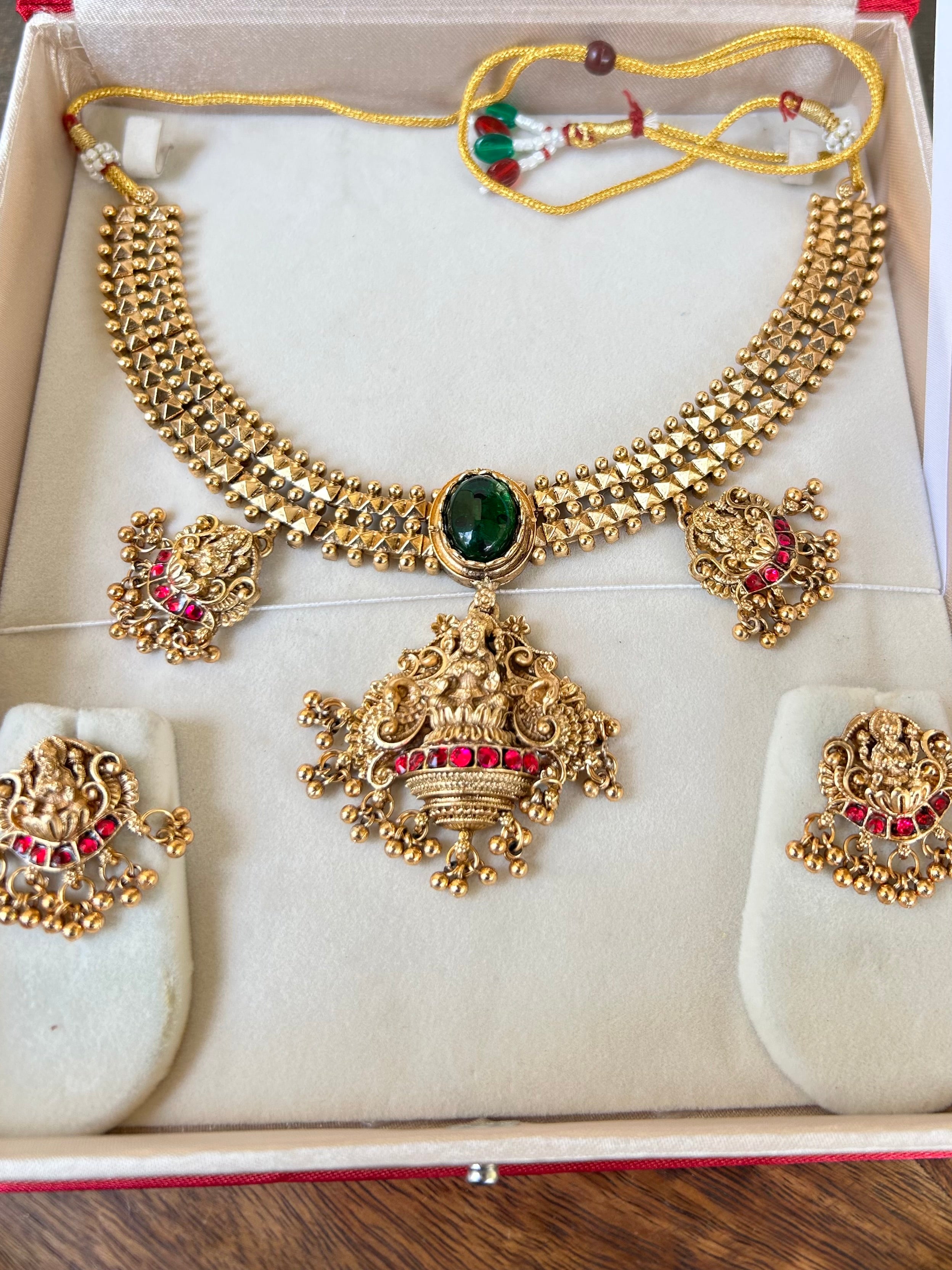 3 pendent lakshmi
