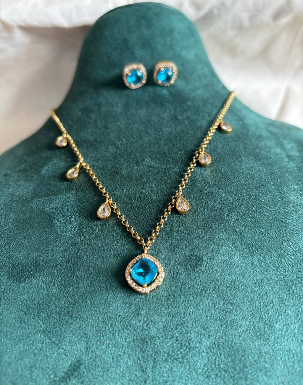 Sea blue chain