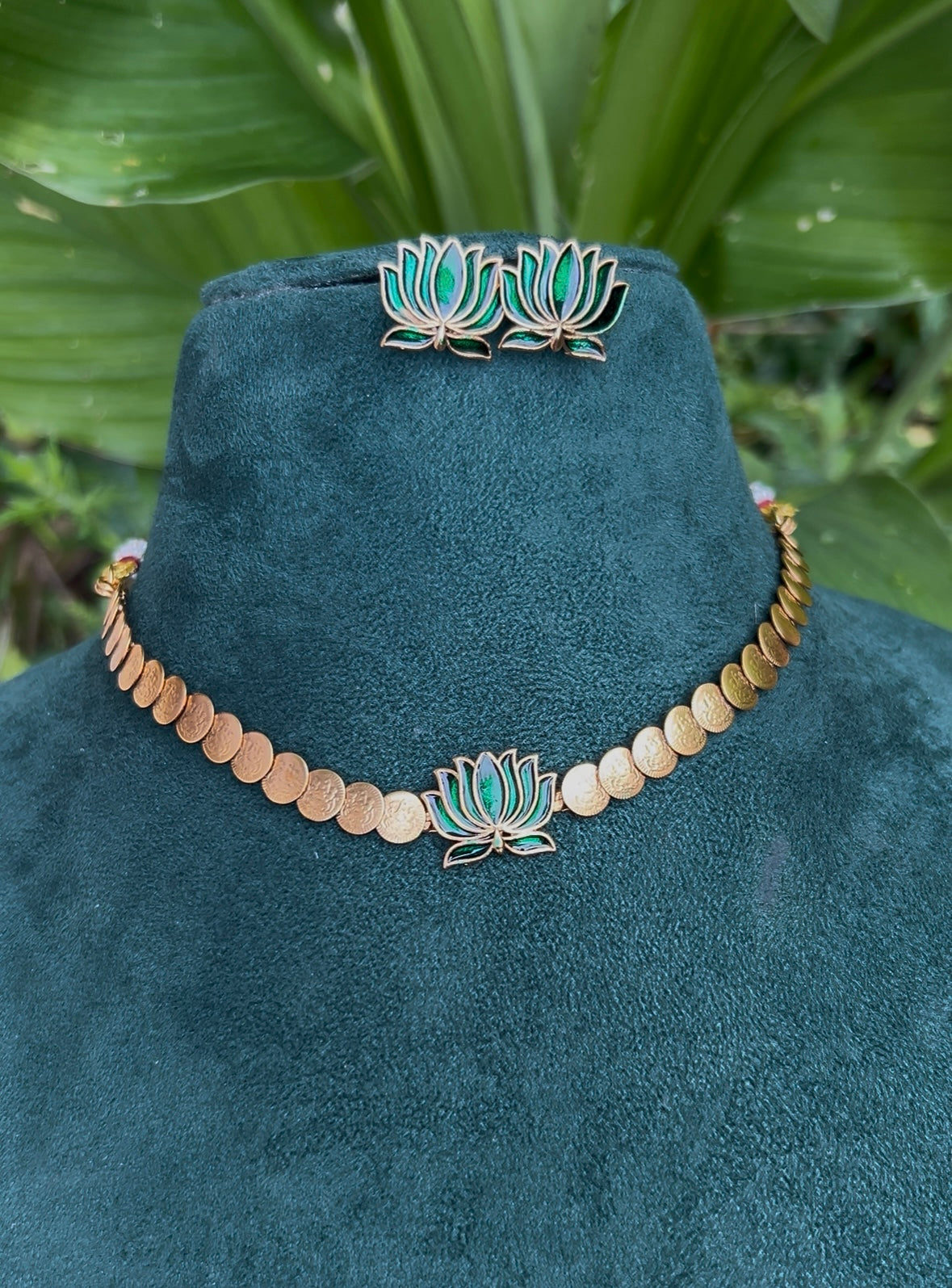 Lotus coin choker