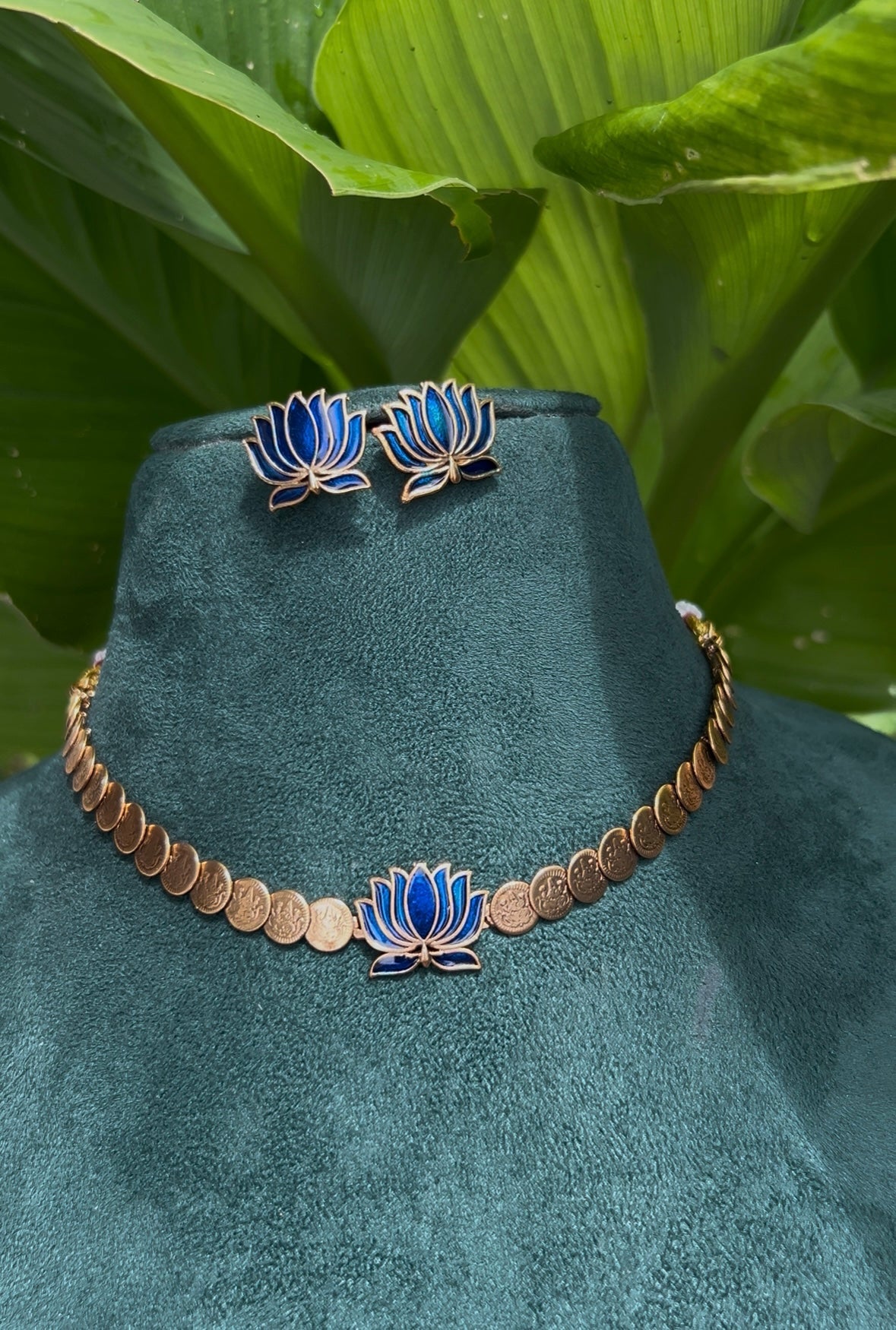 Lotus coin choker
