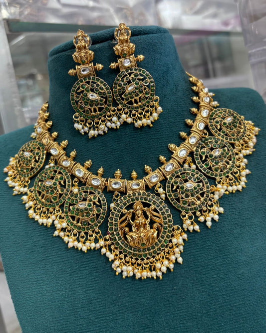 Spherical peacock guttapusulu