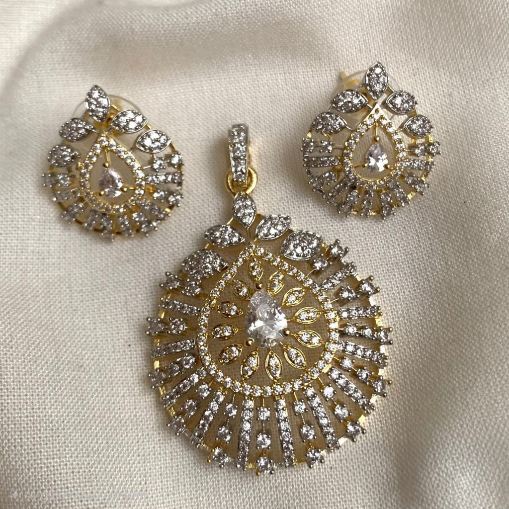 Diamond pendent set